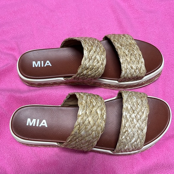 MIA beach sandals slides size 9 worn once for photo shoot! - Picture 3 of 4